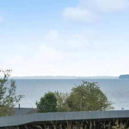 4 Bedroom Gorgeous In Hébergement de vacances Sjolund