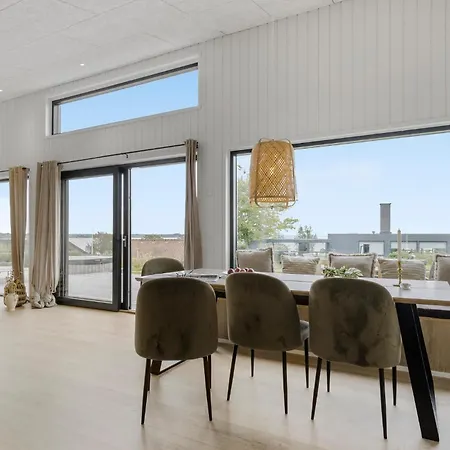 4 Bedroom Gorgeous In Hébergement de vacances Sjolund