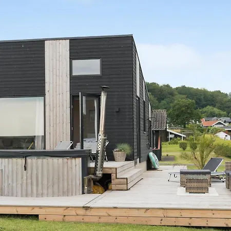 4 Bedroom Gorgeous In Holiday home