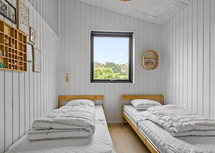 Сasa de vacaciones 4 Bedroom Gorgeous In Sjolund